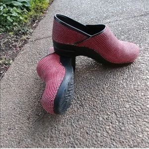 Fun texturized Sanita clogs!!